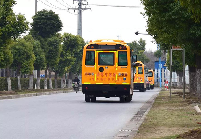 2018年3月16日，21輛9.4米華新牌小學生專用校車發往山東臨沂。6.jpg