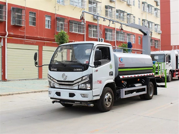 東風(fēng)天錦鐵路抑塵車_鐵路道路抑塵車大型鐵路抑塵車_礦區(qū)抑塵降塵車_5噸鐵路抑塵車價格好_15噸多功能噴灑車